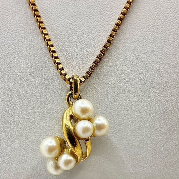 Richelieu faux pearl gold tone pendant necklace - Picture 4 of 12
